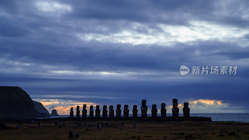 智利复活节岛(Rapa Nui/ Isla de Pascua)阿胡塔海雕像前的日落